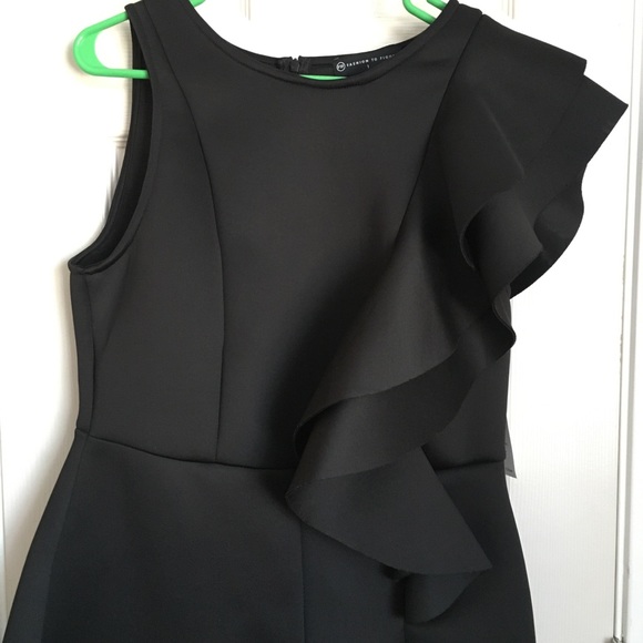 Fashion to Figure Ruffle Shoulder Romper - Picture 2 of 3